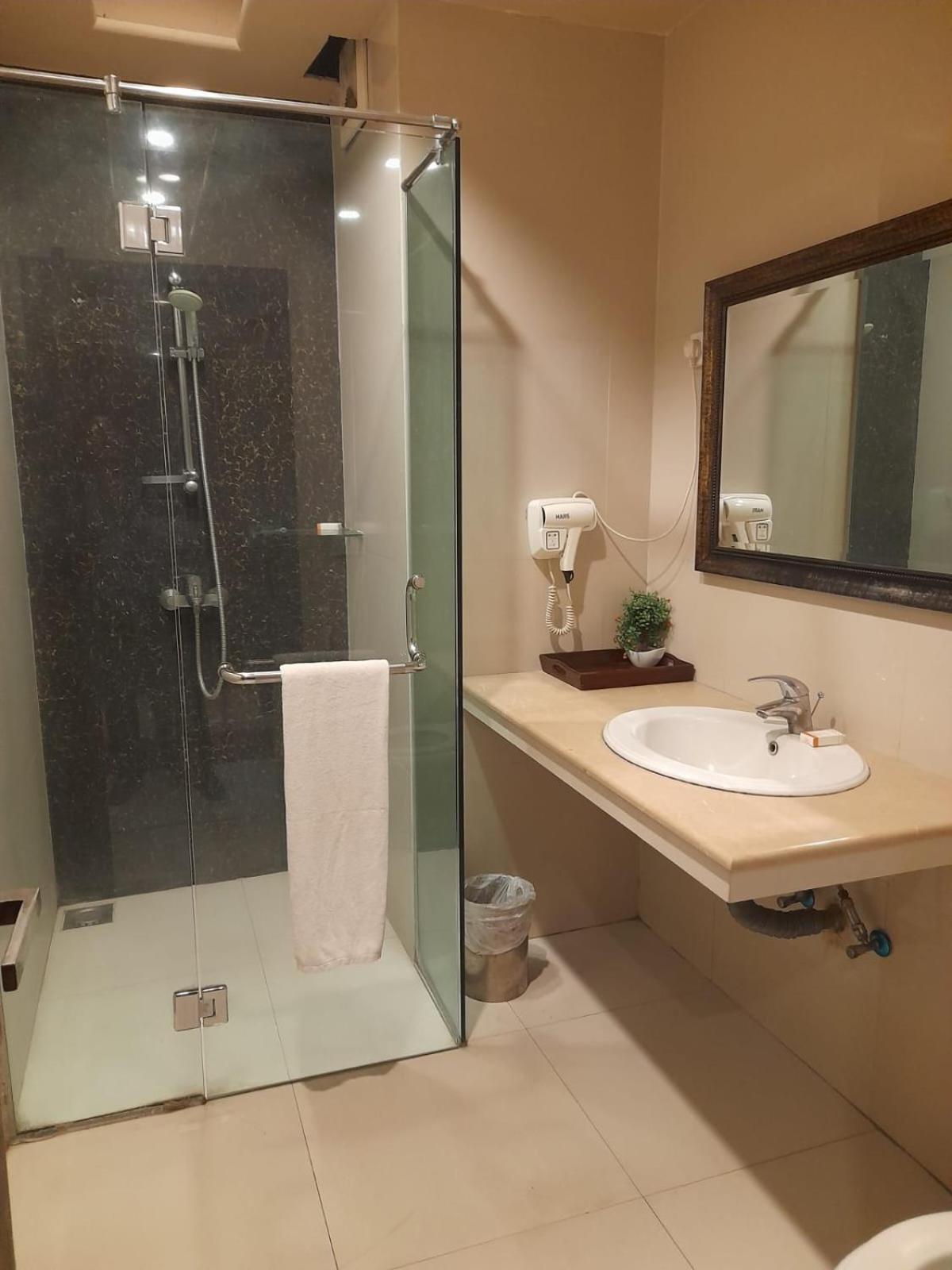Grand Regent Hotel And Suites Faisalabad Extérieur photo