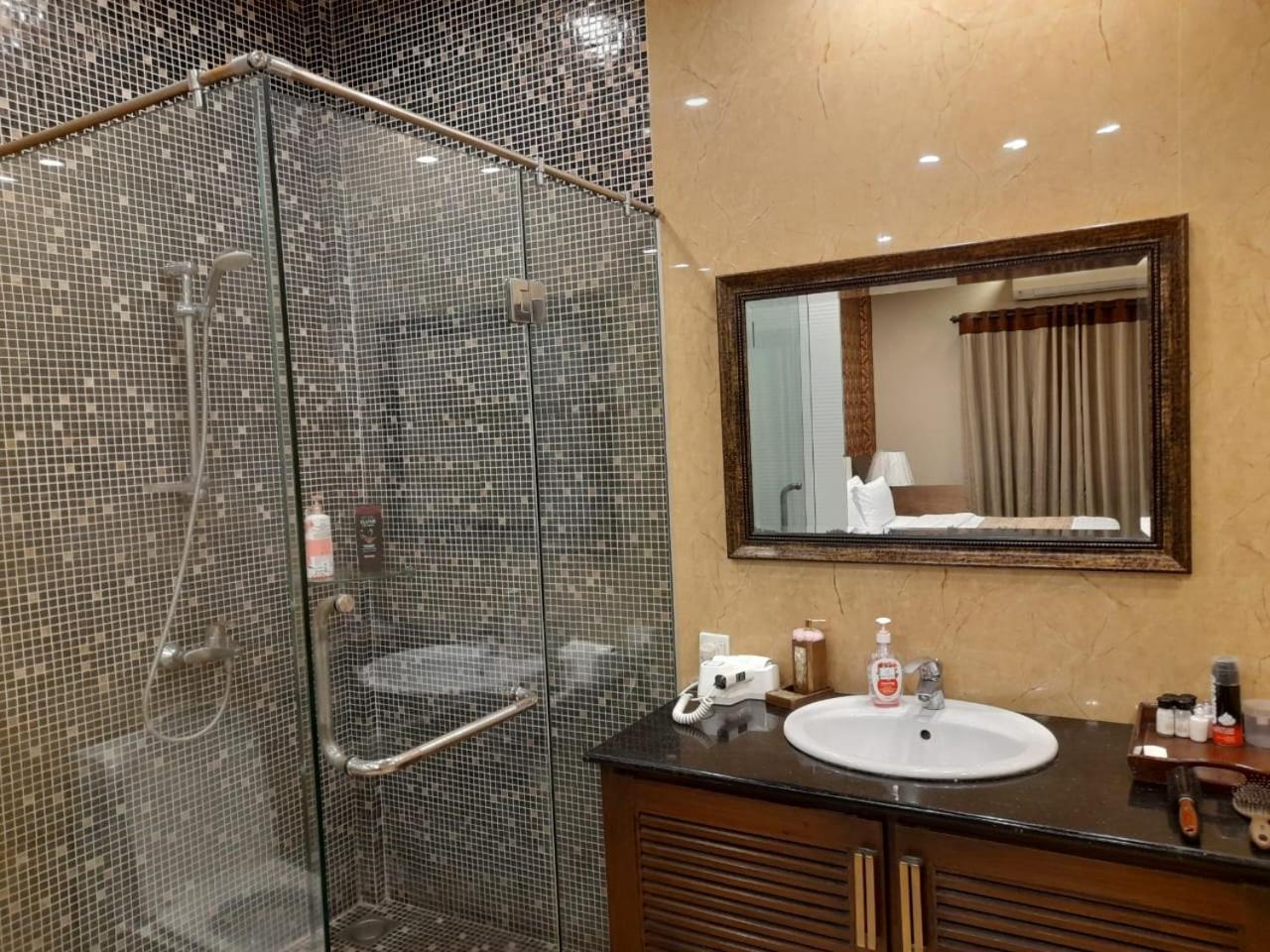 Grand Regent Hotel And Suites Faisalabad Extérieur photo