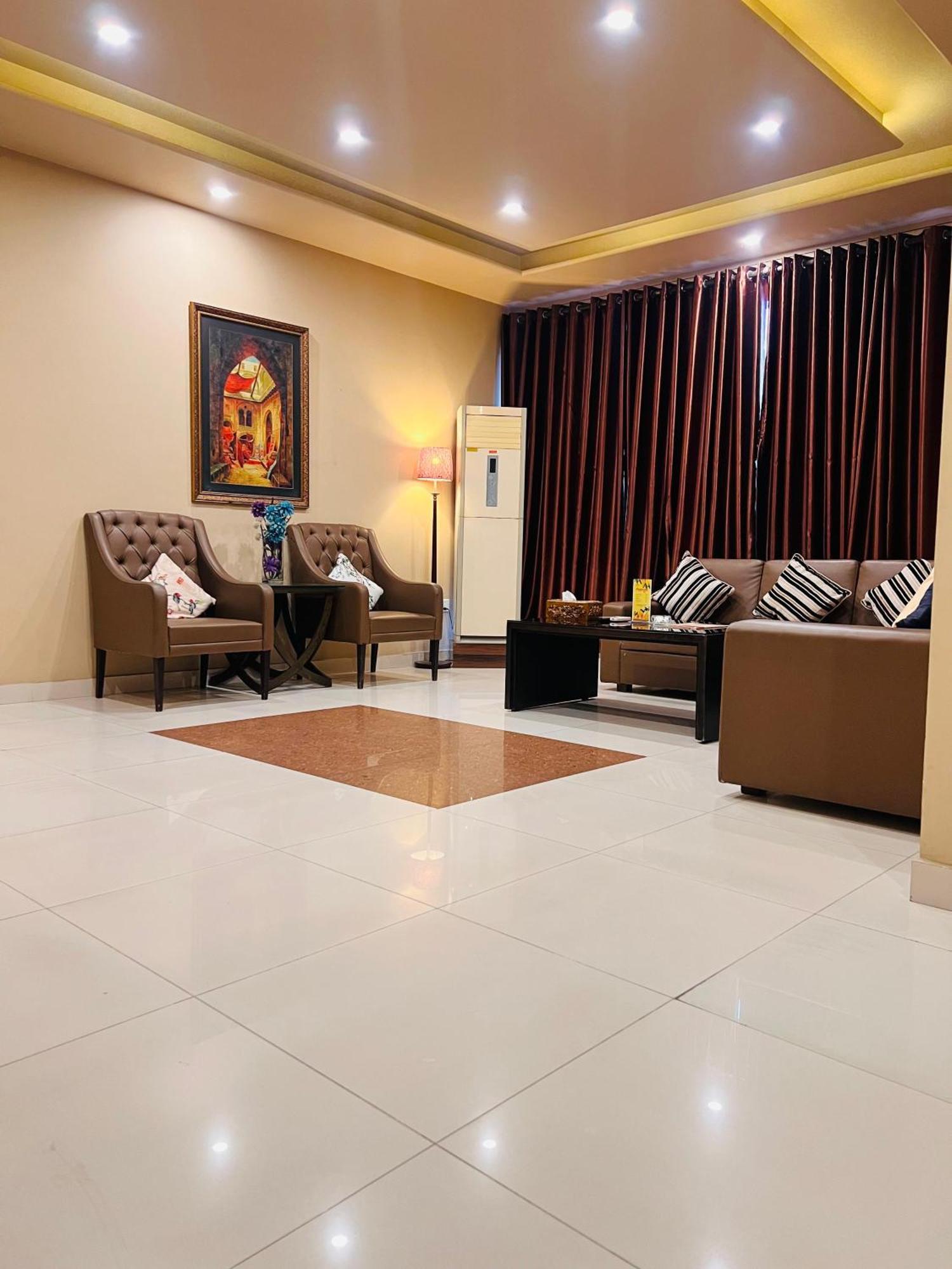 Grand Regent Hotel And Suites Faisalabad Extérieur photo