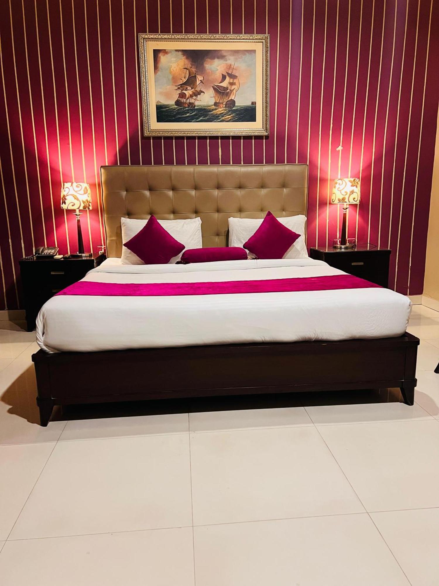 Grand Regent Hotel And Suites Faisalabad Extérieur photo